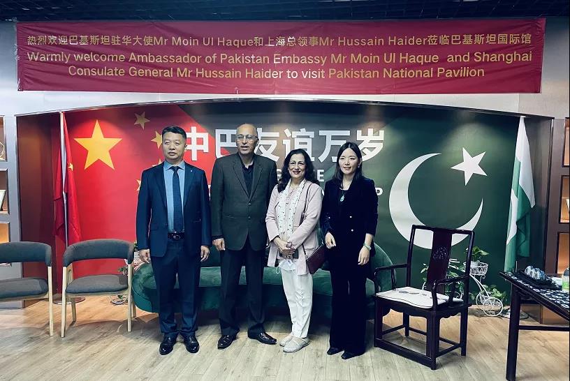 巴基斯坦駐華大使Mr Moin Ul Haque和上?？傤I(lǐng)事Mr Hussain Haider合影